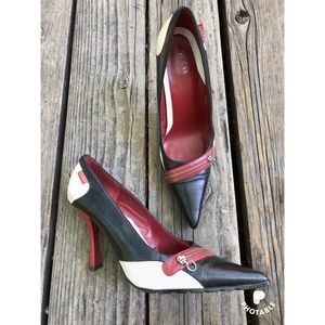 Guess by Marciano Leather Pumps!